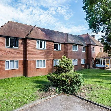 Travelodge Walton On Thames Bagian luar foto