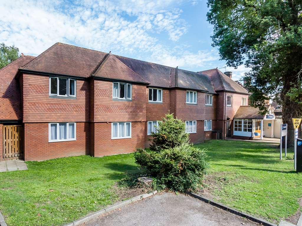 Travelodge Walton On Thames Bagian luar foto